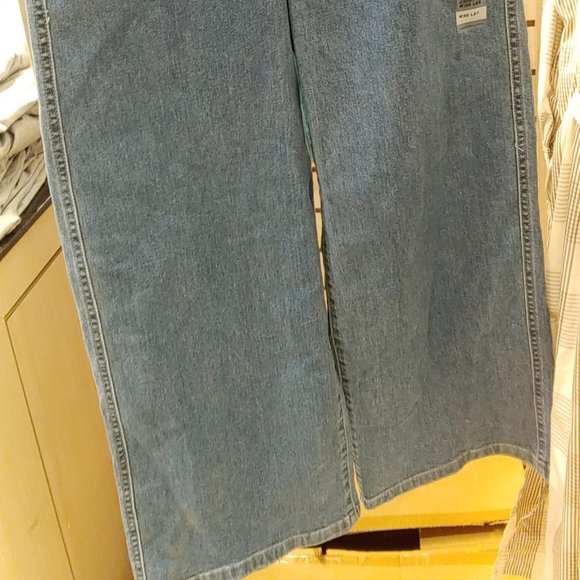 Levi's Women's High Rise Wide Leg Cropped Jeans - Picture 3 of 8